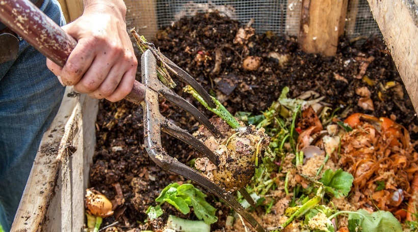 تهیه و افزودن کود آلی به باغ