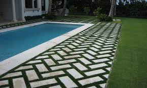 گذاشتن خاک سطحی بین سنگ فرش ها