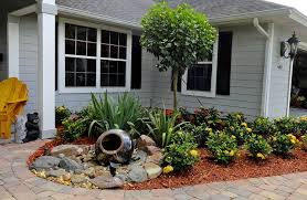 محوطه سازی حیاط جلویی - استفاده از چمن و درختچه های کوچک