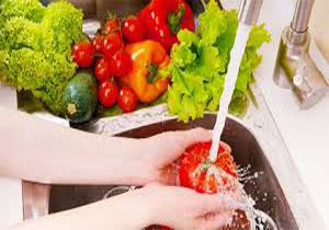عادت غلط در تمیز کردن سبزیجات!