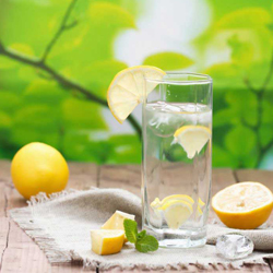 آیا نوشیدن آب لیمو واقعا به کاهش وزن کمک می‌کند؟