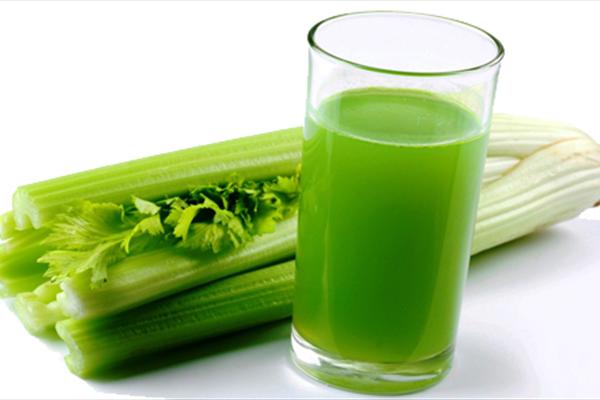 معجزه ای که با نوشیدن آب کرفس اتفاق می افتد