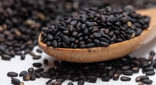 چگونه از سفیدشدن موها در جوانی پیشگیری کنیم؟