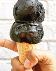 بستنی مشکی با خاکستر نارگیل