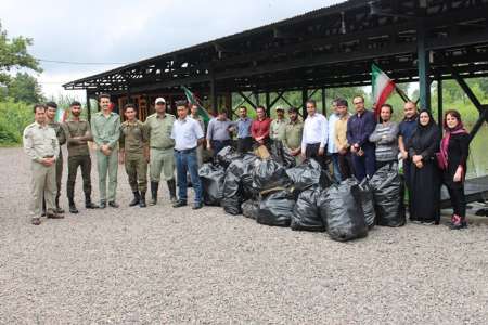پاکسازی بخشی از تالاب انزلی توسط دوستداران محیط زیست