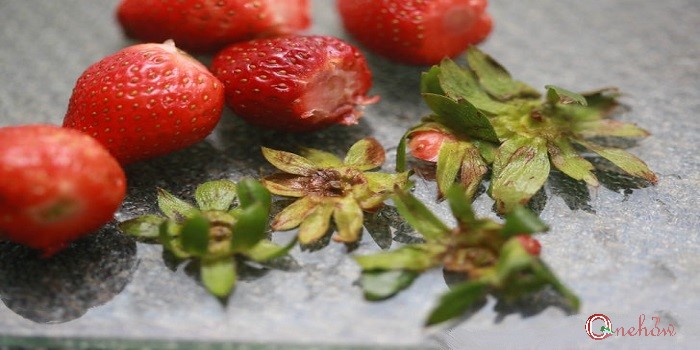 این قسمت از توت فرنگی خطرناک است!