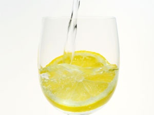 با فواید معجزه آسای آب و لیمو ترش آشنا شوید