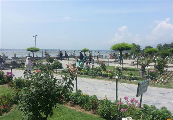 باغ زیبای نشاط در کشمیر