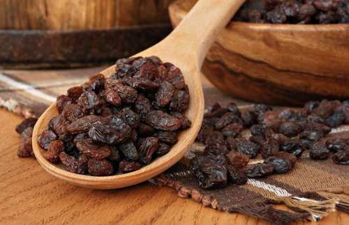 کشمش: معمولا در تولید کشمش از میزان بسیار زیادی دی اکسید گوگرد استفاده می کنند. که می تواند خطر بزرگی برای مبتلایان به حساسیت و آلرژی محسوب شود.