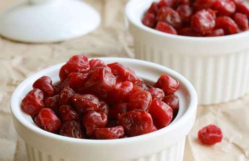 آلبالو: طعم ترشی برخی از آلبالو خشک هایی که در بازار وجود دارند، کاملا غیرطبیعی هستند و علت اصلی آن اضافه کردن انواع مواد شیمیایی به آنها است. بنابراین پیش از خرید این ماده، حتما به بسته بندی آن بیشتر دقت کنید و مواد تشکیل دهنده آن را با دقت بخوانید تا بدانید چه چیزی را میل می کنید.