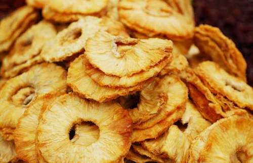 آناناس: آناناس حاوی میزان بالایی از قندهای طبیعی است که خشک شده آن نیز بیشتر از این میزان حاوی قند است.