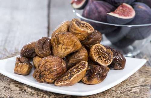 انجیر: انجیر خشک می تواند یک میان وعده کاملا سالم و شگفت انگیزی باشد اما توجه داشته باشید که میوه های خشک شده به نسبت تازه آنها، کالری بسیار بالاتری دارند که باید در مصرف آنها بیشتر دقت کنید.