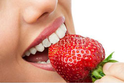 با توت فرنگی دندانهایتان را بلیچینگ کنید با توت فرنگی دندانهایتان را بلیچینگ کنید